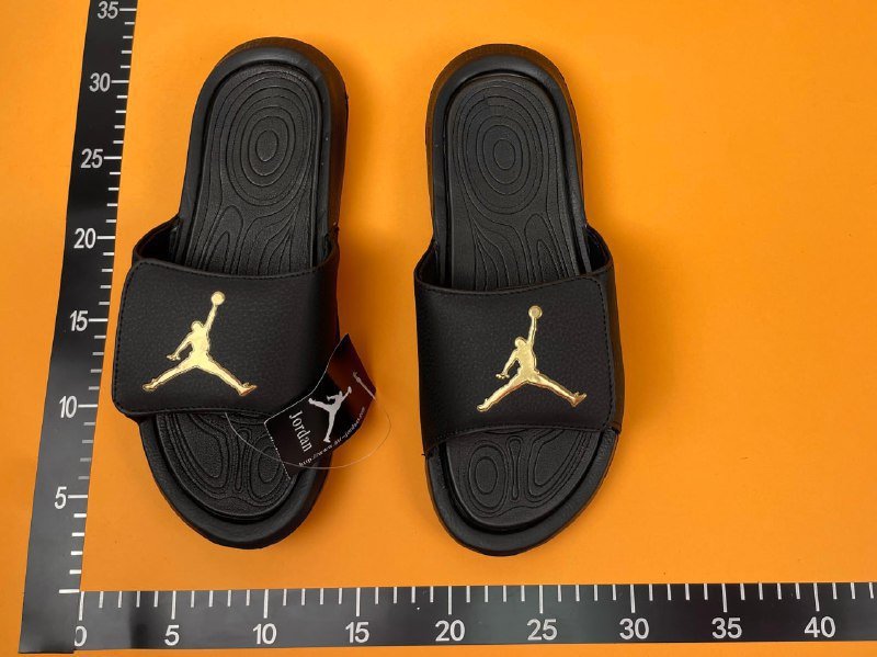NIKE / JORDAN slippers 